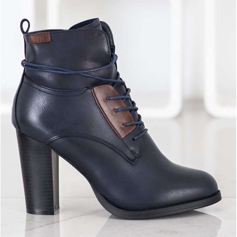 Evento Marineblaue Stiefel auf einer Säule 2