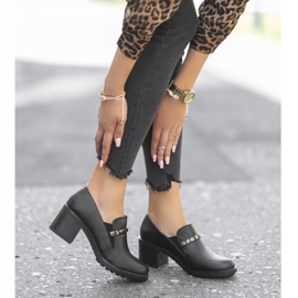 Schwarze Damenschuhe am Pfosten C17-6113 1