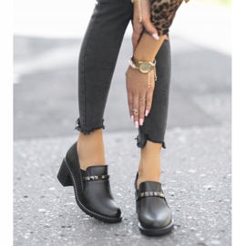 Schwarze Damenschuhe am Pfosten C17-6113 2