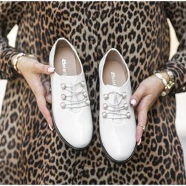 Weiß lackierte Schuhe am Pfosten C17-57011-2 1