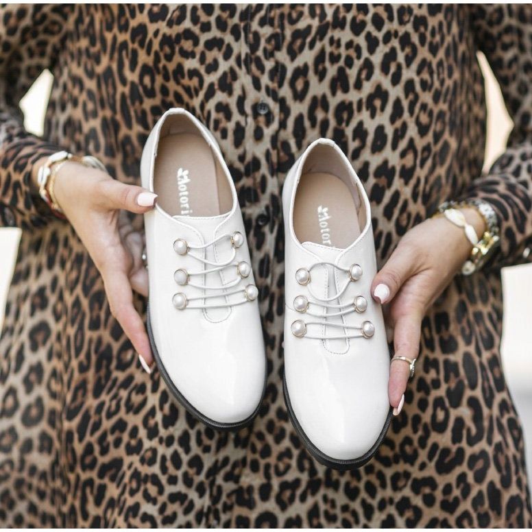 Weiß lackierte Schuhe am Pfosten C17-57011-2 1