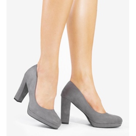 Graue Wildlederpumps am LEI-169 Pfosten 2