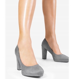 Graue Wildlederpumps am LEI-169 Pfosten 1