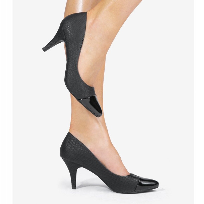 Schwarze Pumps an der YS-437 Ferse 1