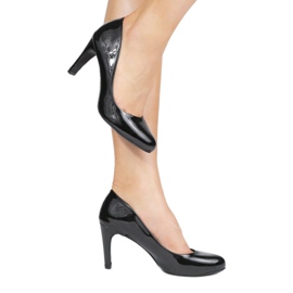 Schwarze Lackpumps an der YS-452-Säule 1