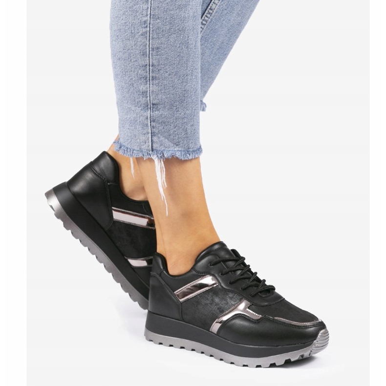 Sportschuhe aus schwarzem Kunstleder 2019-447 1