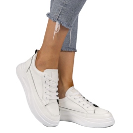 Weiße Sneaker auf einer höheren R50-Sohle schwarz 1