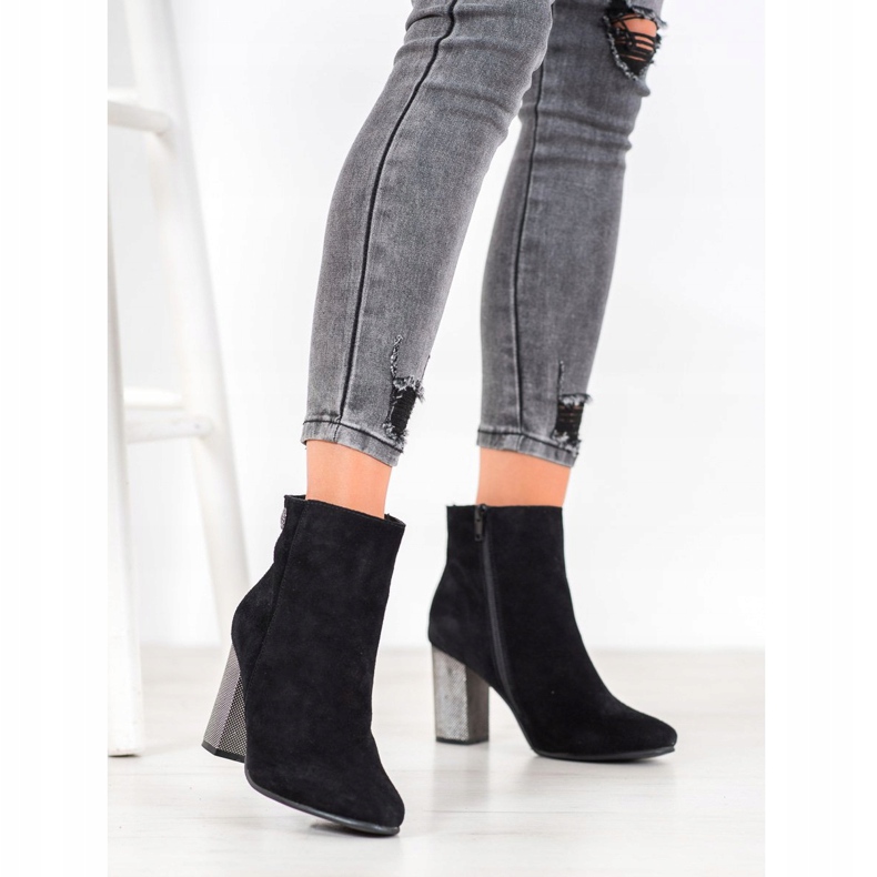 Goodin Lederstiefeletten auf einer Säule schwarz 1