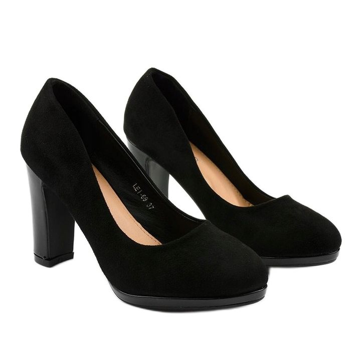 Schwarze Pumps am LEI-69-Pfosten 2