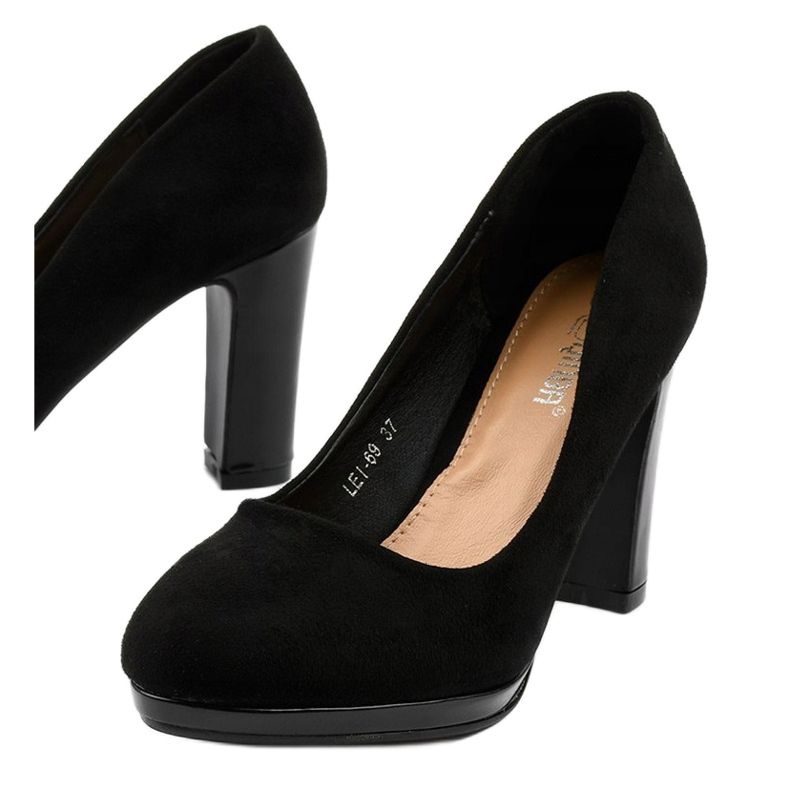 Schwarze Pumps am LEI-69-Pfosten 1