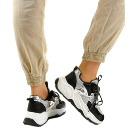 Weiße Sport-Sneaker mit schwarzen Einsätzen RAL-63 1