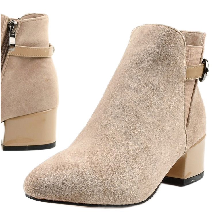 Beige Stiefel mit einem kleinen Post von Brizaris 1