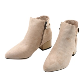Beige Stiefel mit einem kleinen Post von Brizaris 2