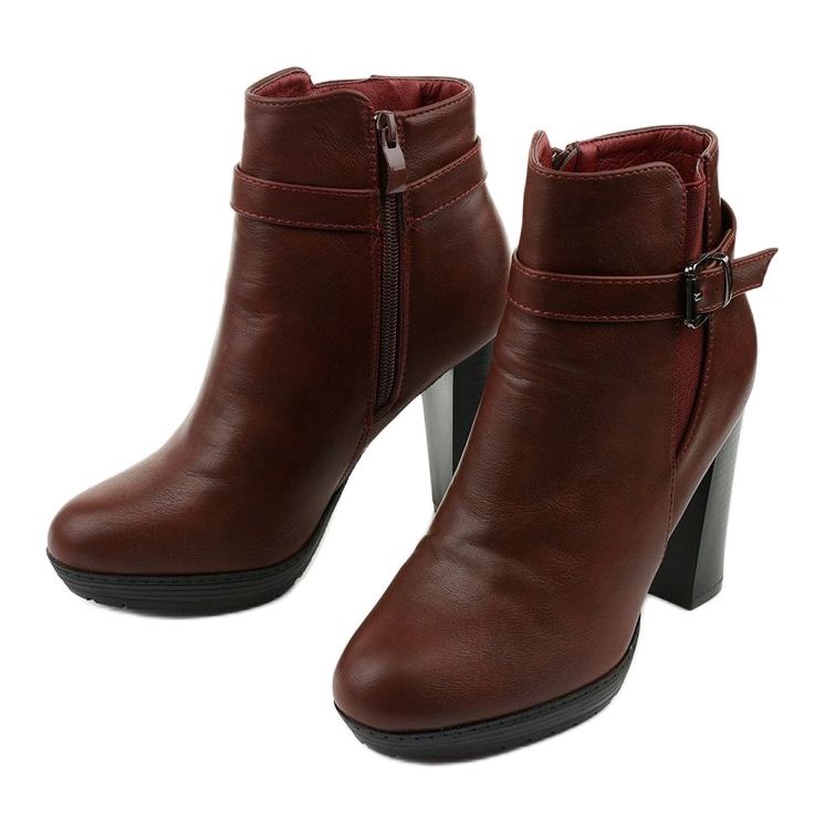 Kastanienbraune Stiefel auf dem Lorelle-Pfosten rot 2
