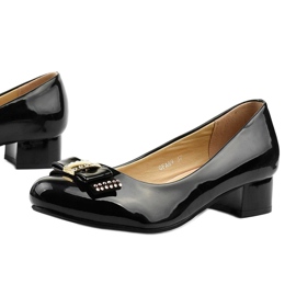 Schwarz lackierte Pumps am GFA89 Pfosten 1