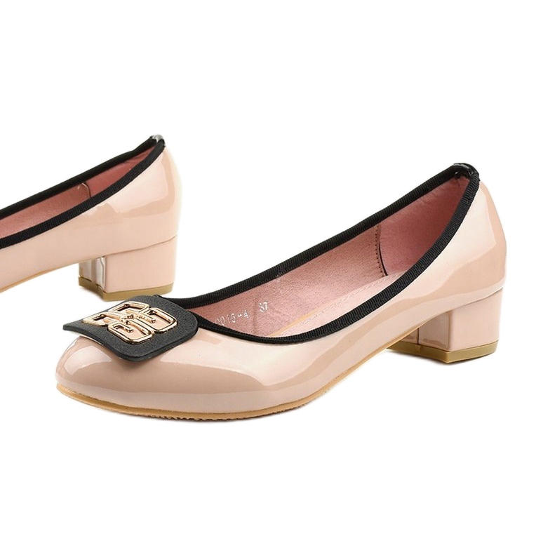 Beige lackierte Pumps an der Säule 0015-4 1