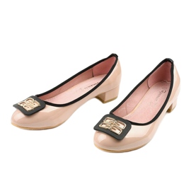 Beige lackierte Pumps an der Säule 0015-4 2
