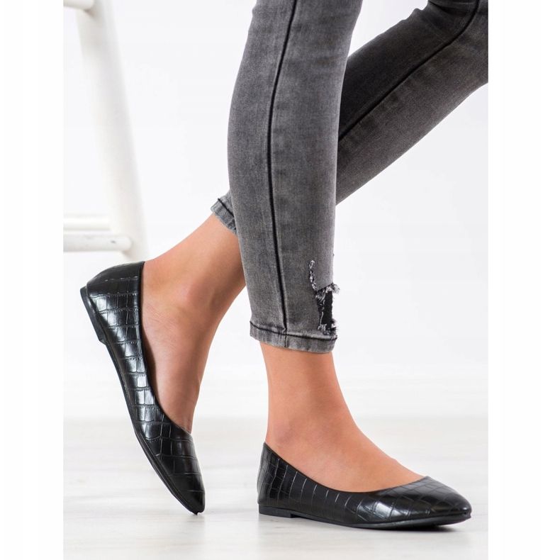 Weide Ballerina in Spitz schwarz 2