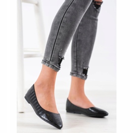 Weide Ballerina in Spitz schwarz 1