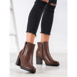 Weide Bequeme Stiefel auf einem Pfosten braun 1