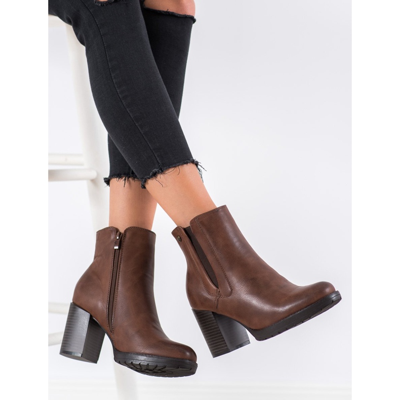 Weide Bequeme Stiefel auf einem Pfosten braun 2