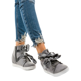 Graue Wildleder-Sneakers mit Haiphaia-Schnalle 1