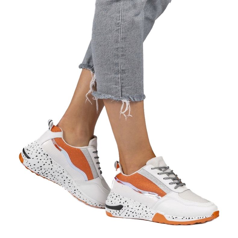 Weiße Sport-Sneaker mit schwarzen Einsätzen C-3151 orange silber- 1