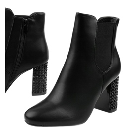 Schwarze Stiefeletten am Chardonnay-Pfosten 1