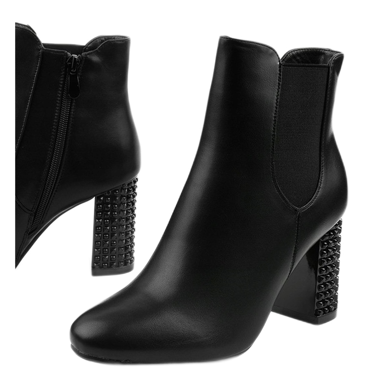 Schwarze Stiefeletten am Chardonnay-Pfosten 1