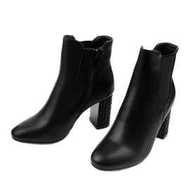 Schwarze Stiefeletten am Chardonnay-Pfosten 2