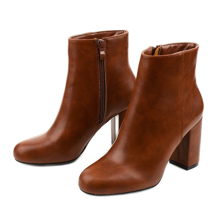 Braune Stiefel auf einem Pfosten aus Gawler Öko-Leder 2