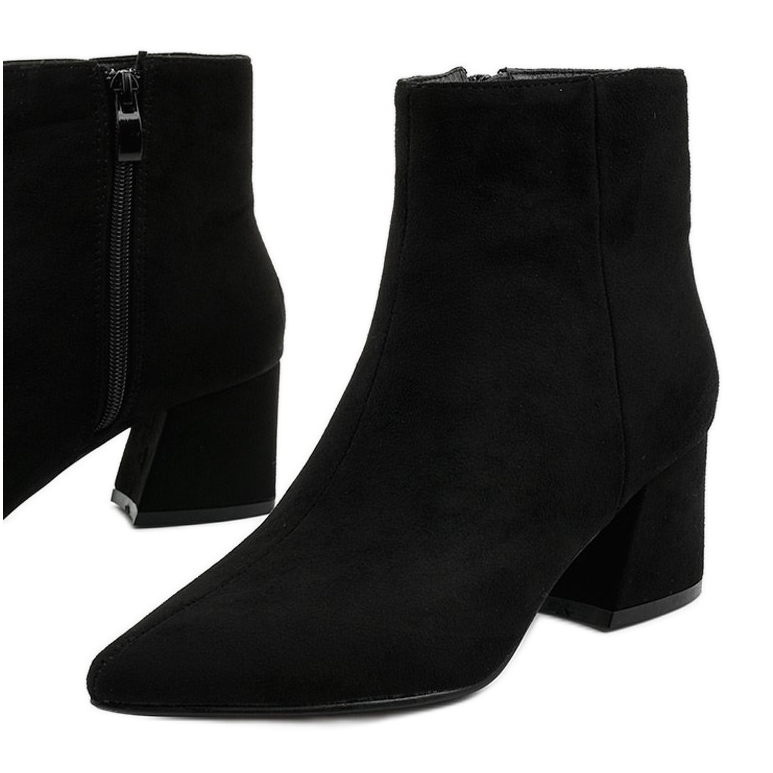 Schwarze Stiefel auf einem Pfosten aus Coradise Öko-Wildleder 1