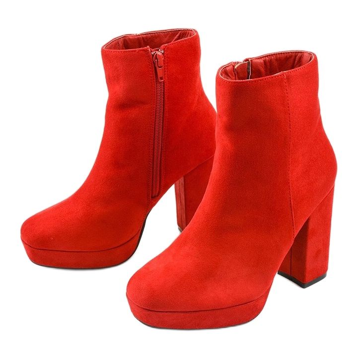 Rote Wildleder-Stiefeletten am Skye-Pfosten 2