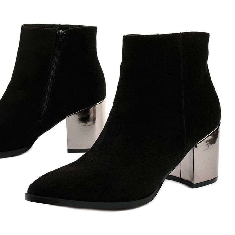 BM Schwarze Stiefeletten aus Astihusa Öko-Wildleder 1