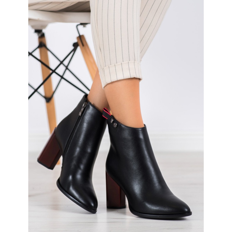 Filippo Booties auf einem dekorativen Pfosten schwarz rot 2