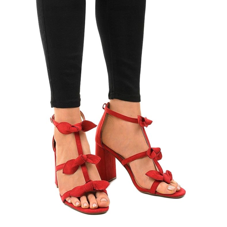 Rote Sandalen am Pfosten 0354-8 1