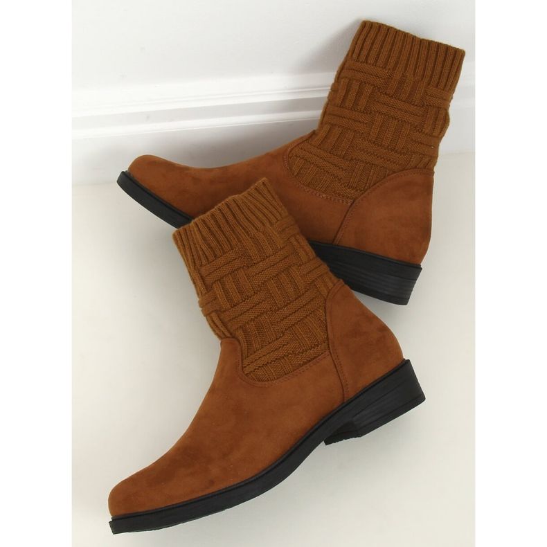 Stiefel mit einem kamelfarbenen E2100 Camel Sweater-Obermaterial braun 1