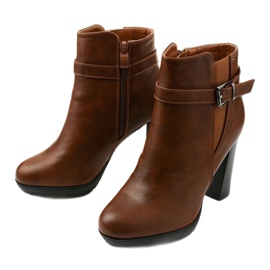 Braune Stiefel auf dem Lorelle-Pfosten 2