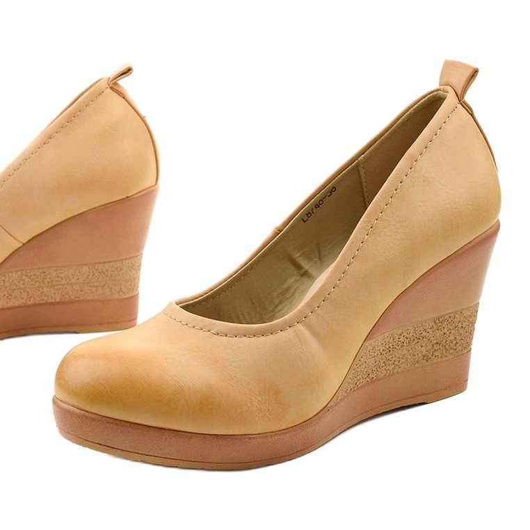 Beige Pumps am Keil Deamville 1
