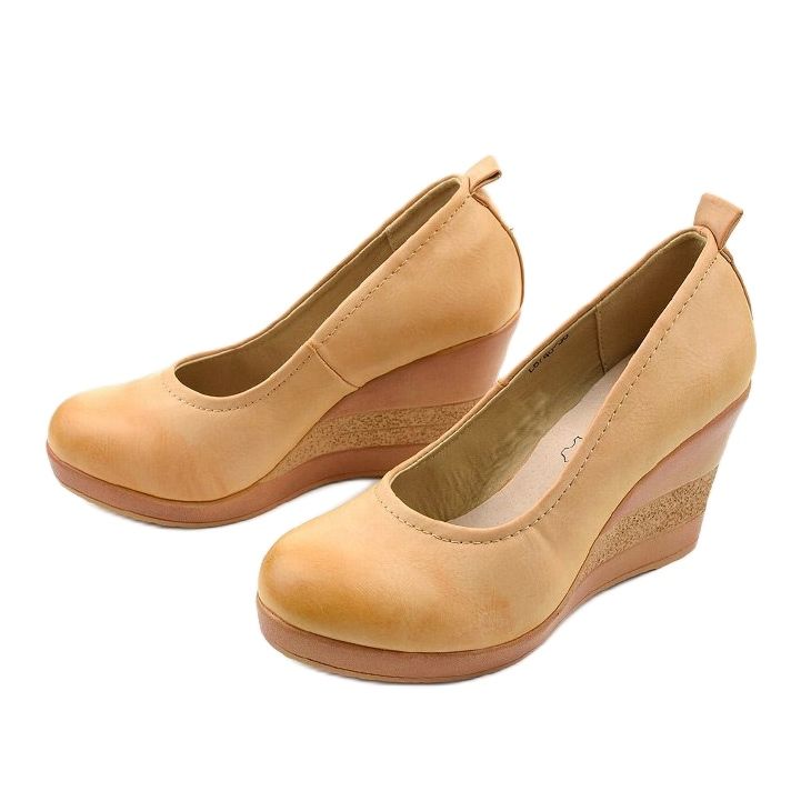 Beige Pumps am Keil Deamville 2