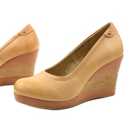 Beige Keilpumps Stöcke 1