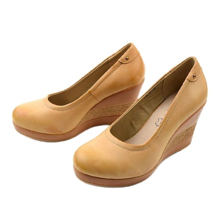 Beige Keilpumps Stöcke 2