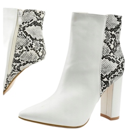 Weiße Stiefel auf dem Shyvia-Pfosten 1