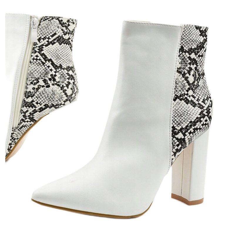 Weiße Stiefel auf dem Shyvia-Pfosten 1