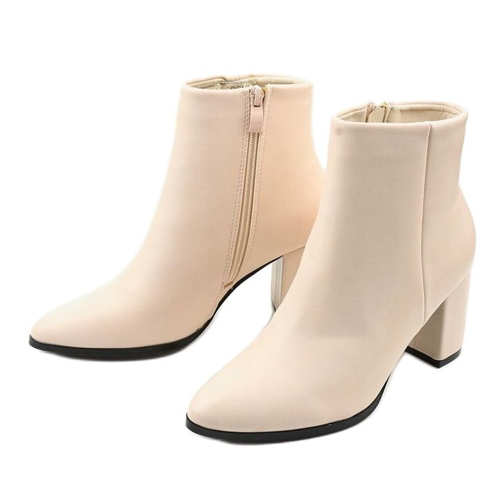 Beige Stiefel auf dem Catael-Pfosten 1