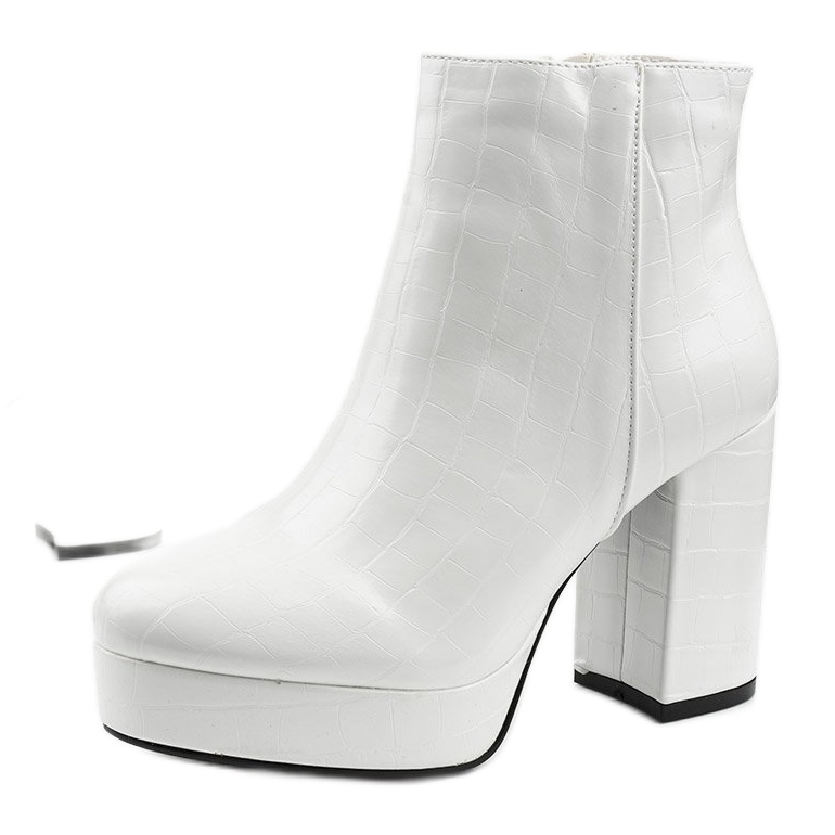 Weiße Stiefel auf dem Posten von Usinaya 1