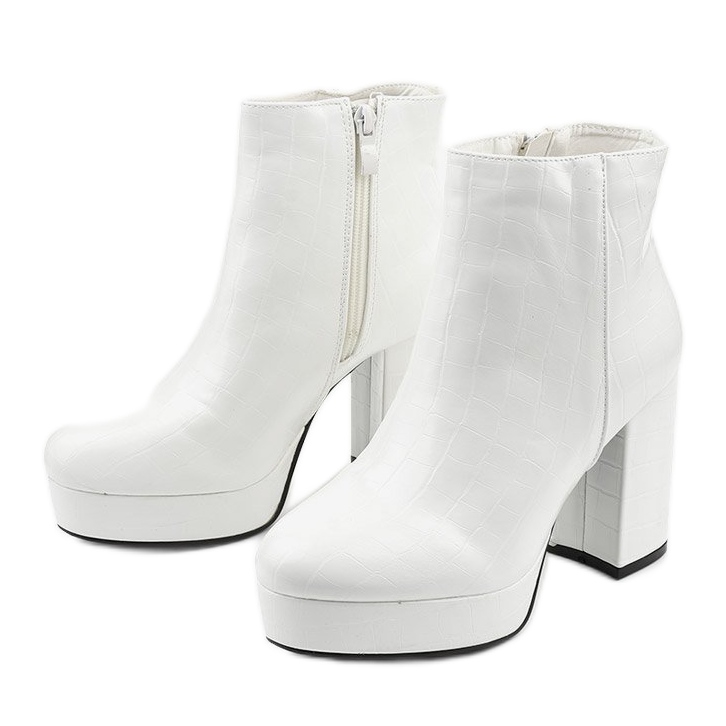 Weiße Stiefel auf dem Posten von Usinaya 2