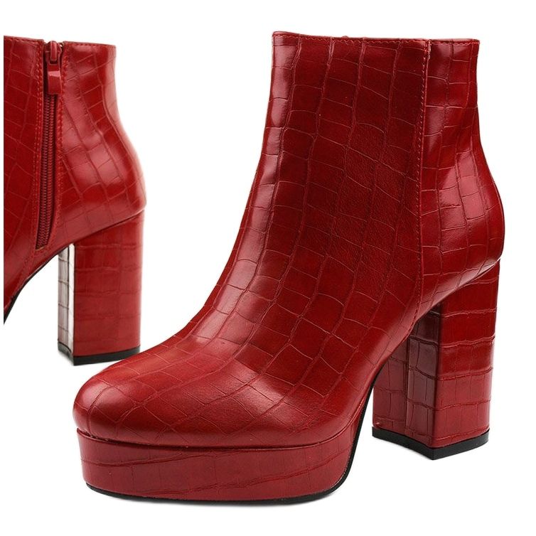 Rote Stiefeletten auf dem Posten von Usinaya 1