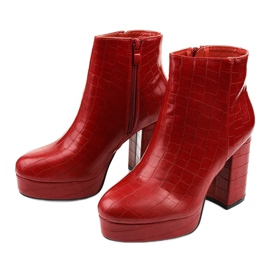 Rote Stiefeletten auf dem Posten von Usinaya 2