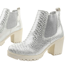 Silberne Stiefel auf dem Amar-Pfosten silber- 1